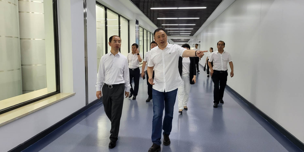 吉大二院派出医院最顶尖的国家级、省级优势学科带头人专家团队在县委副书记、县长金桂英的陪同下莅临好记公司参观
